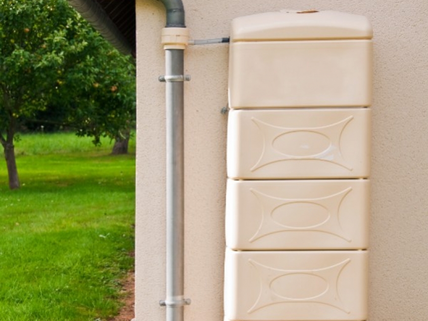 Comment installer un récupérateur d'eau sur une gouttière ?